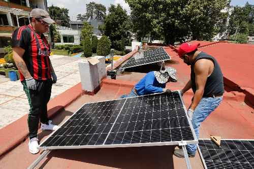 Recibe plantel Adolfo López Mateos UAEMéx paneles solares por recolección de PET 